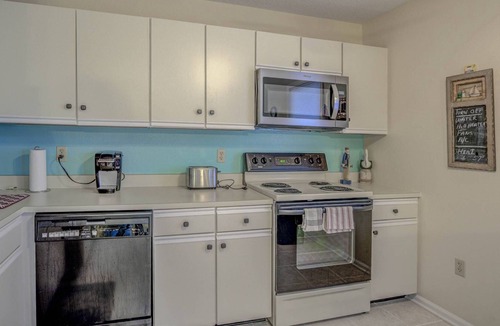 Fenwick Island Condo | Charming 2BR 1.5BA getaway in North OC. Sleeps 8, steps to Harpoon Hannah's and Tax-Free Delaware