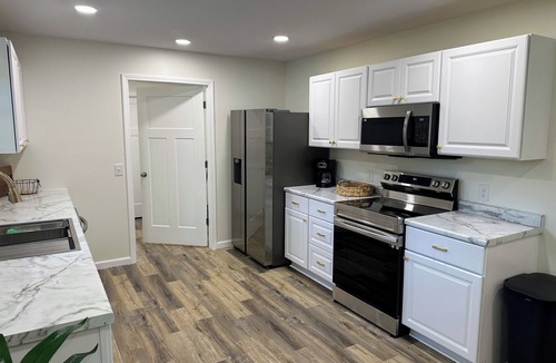Hamilton House | Charming 2BR Cottage - Short walk to Missouri Star & Downtown Hamilton