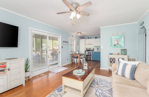 Caine Woods Condo | Charming 2BR Gem in N Ocean City, Large Deck, 3 Blocks to Beach, Linens Incl.