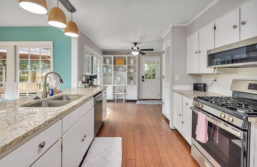 Saint Simons Heights House | Charming 3-bedroom mid island home with walking distance to Redfern Village