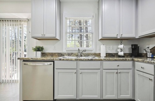 Stone Mountain House | Charming 3-bedroom house with WiFi and AC in Stone Mountain