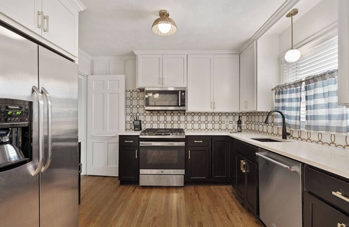 Overland Park House | Charming 4-bedroom house. 16 guest, hot tub, sauna, fire pit, arcade, game room