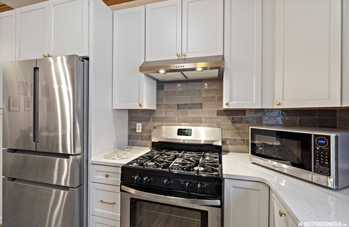 Spenard House | Charming 5-bdrm w/6beds, 4 bathrooms, house in Anchorage. Lots of parking, WIFI