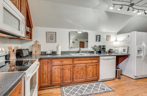 Washington House | Charming Apartment with Pasture Views and Sunsets