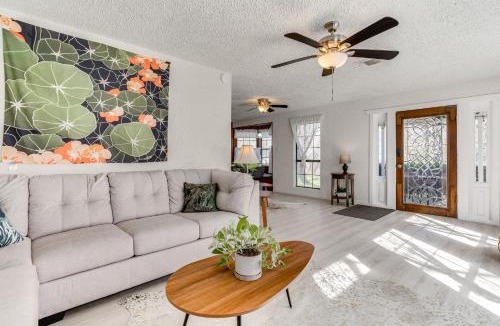 West Oak Hill House | Charming Austin Home on 2 Acres: BBQ & Yard!