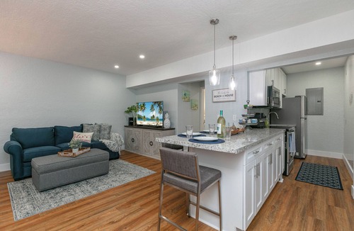 Hollywood Condo | Charming beachfront condo 70 steps to Hollywood Beach, pool & free parking!