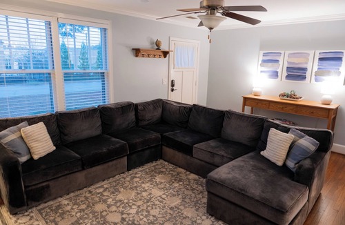 Forest Acres House | Charming Bungalow, King Bed, 5min to Ft. Jackson and Downtown