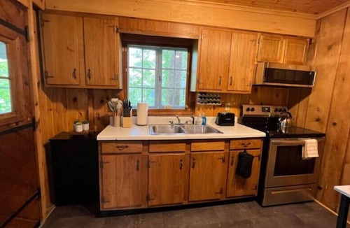 Lenox Dale Cottage | Charming cottage in private lakeside community. Walking distance to Tanglewood.