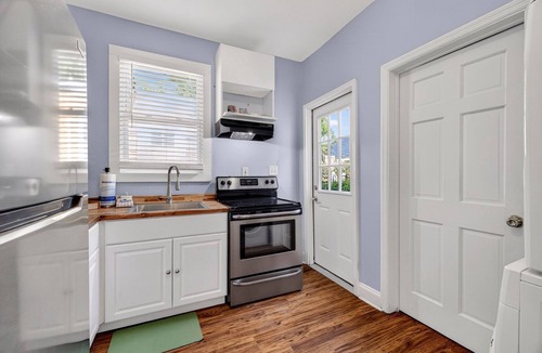 Beach Institute House | Charming Cottage Perfect for Long-Term Guests w/Courtyard by Lucky Savannah