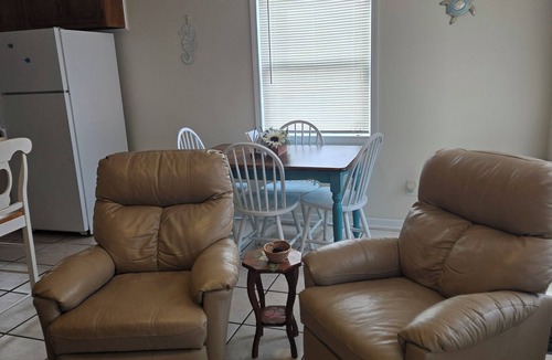 Garden City Cottage | Charming cottage pet friendly in Murrells Inlet only 1/2 mile from beach!