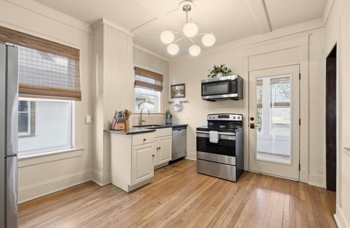 Midtown - Westport House | Charming Historic 1890 House | Hot Tub + Streetcar Access | KC