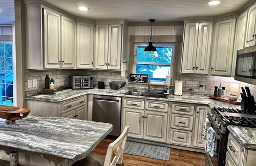 Milledgeville House | Charming Lake Front Home and Pavilion