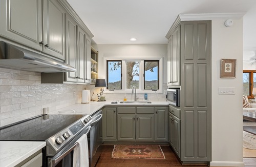 Highlands House | Charming newly renovated cottage, incredible mountain views, walk to town
