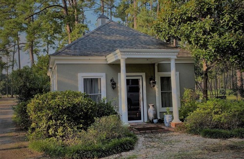 Walterboro Cottage | Charming one bedroom Carriage House a part of the Eden at Gracefield Event Venue