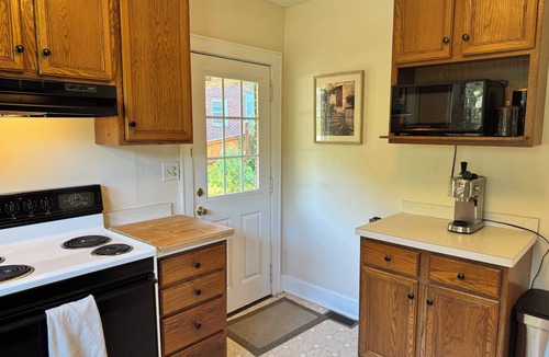 Shandon House | Charming Shandon Home Steps to Restaurants & Shops