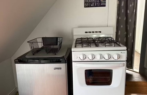 East End Apartment | Charming Studio apartment with WiFi, AC in welcoming Portland