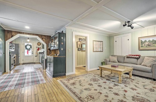 North Sutton Cottage | Charming Sutton Cottage: Walk to Lake & Farm!