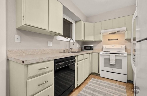 Rogers Park Villa | Cheerful 2 Bedroom Townhouse in the Heart of Town