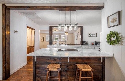 Mount Pleasant House | Cheerful 4br/1.5ba Farmhouse Close to Shem Creek!