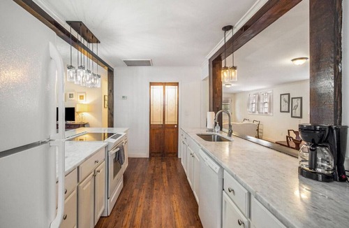 Mount Pleasant House | Cheerful 4br/1.5ba Farmhouse Close to Shem Creek!