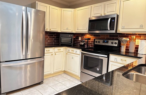 Atlanta House | Chic Digs - Sleeps 6! World Cup HQ! Minutes to Battery/Truist, Benz & Aquarium!