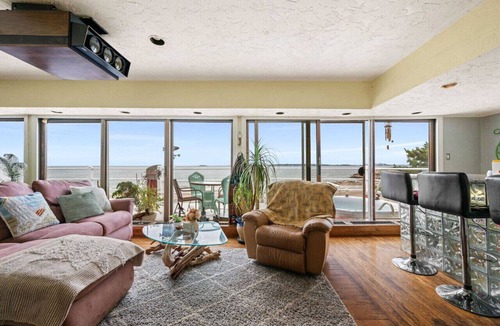 Swampscott Condo | Coastal Charm: Lobster Châto