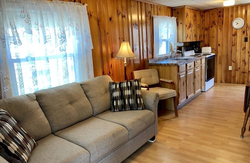 Hampton Cottage | Comfy & Clean Cottage In Desirable Island Section! Dog Friendly! Park & Stay!