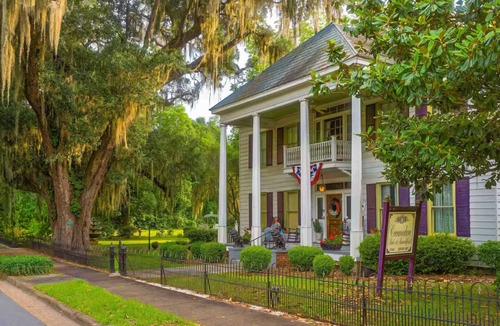 Bainbridge Bed & Breakfast | Commodore Bed & Breakfast/Library Room