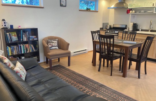 Juneau House | Contemporary 1 bd House, minutes to airport & ferry