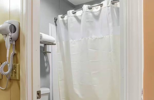 Ridgeland Hotel | Convenient Room w/King Bed + Private Bath for Comfortable Budget-Friendly Stay
