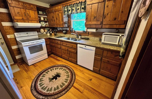 Jefferson Cabin | Cooler Temps, Better Memories - Cabin w/Mtn Views, Firepit, & Pet Friendly!