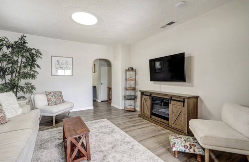 University Heights Apartment | Cornell Canvas Suite, Nob Hill