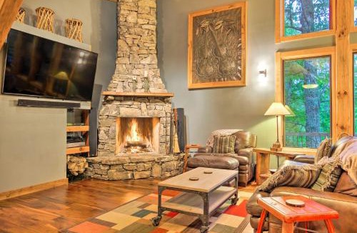 Brevard House | Couples’ Treehouse Retreat w/Hot Tub & Views