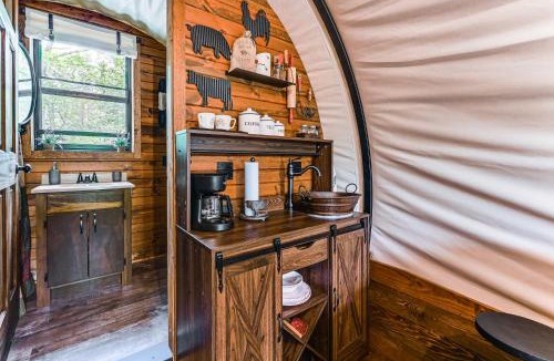 Hochatown Apartment | Covered Wagon Vacation Rental in Broken Bow!