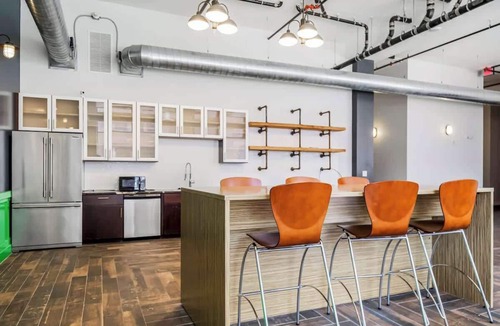 Downtown Kansas City Apartment | Cozy 1BR Parking, Rooftop Near Arrowhd & TMobile