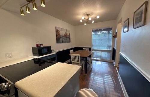 Colonel Elias Earle Historic District Condo | Cozy 2-bedroom condo in charming Greenville neighborhood with WiFi, AC