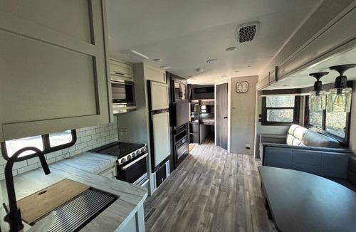 McKinley Park House | Cozy 30 Foot Travel Trailer Minutes from Denali Park Entrance with AC