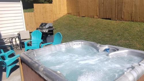 Prosperity Church Road House | Cozy 4B 2 5B University Home King Beds Jacuzzi