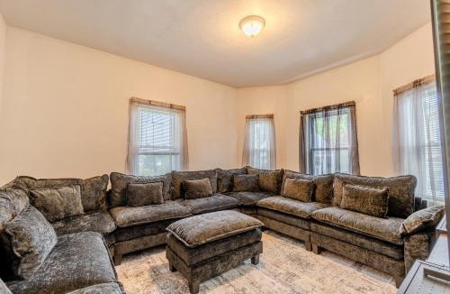 South Medford House | Cozy 4BDR, Tufts, Train, Parking, 10 min to Boston