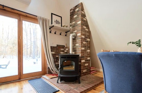 Perkinsville House | Cozy a-frame with loft, new kitchen and mins to hiking