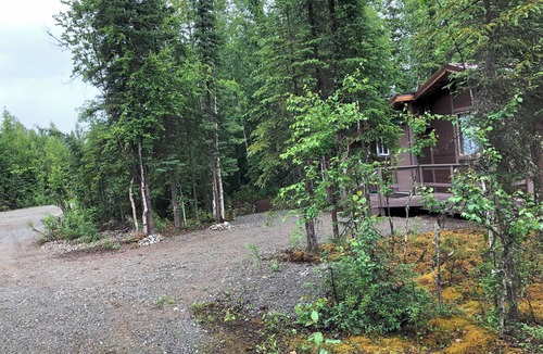Houston Cabin | Cozy and Quiet One Bedroom Cabin 1/2 mile off Parks Highway mile 57 in Houston.