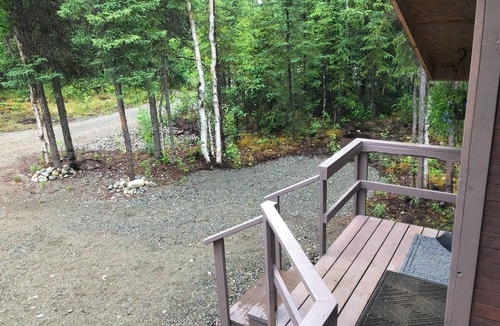 Houston Cabin | Cozy and Quiet One Bedroom Cabin 1/2 mile off Parks Highway mile 57 in Houston.