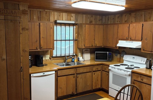 Quewhiffle Cabin | Cozy Cabin in the Woods, near Carolina Horse Park