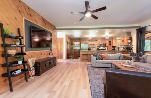 Mammoth Creek Cabin | Cozy Cabin Next To State and Natl Parks w/Hot Tub!