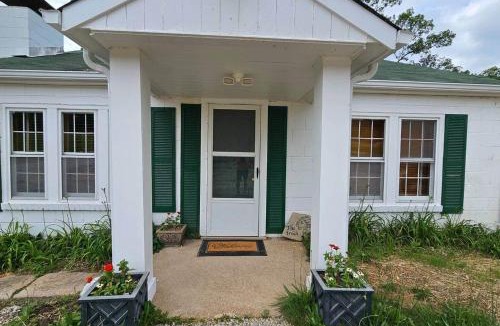 Grubville House | Cozy Cabin Retreat - Sleeps 8 - 1 Hr from STL