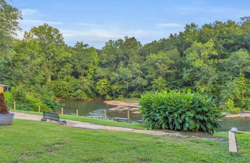 Greenville Cabin | Cozy Cabin W/Shared Hot Tub and Sauna, Sleeps 4