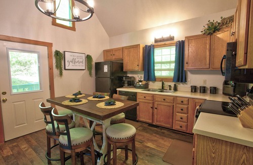 Townsend Cabin | Cozy cabin with mtn view and an awesome media room in charming Townsend.