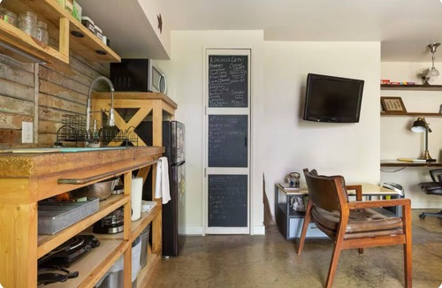 Kenilworth Apartment | Cozy Cave 5 minutes to DOWNTOWN with Garden and Mountain View’s
