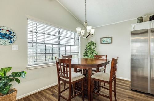 Jamaica Beach House | Cozy Coastal Retreat - Walk to Beach - Perfect for Families - Jamaica Beach