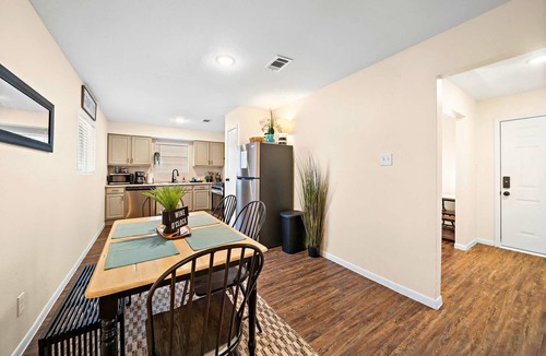 El Lago House | Cozy Coastal Stay: Near Kemah + NASA | BBQ | Beach